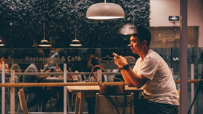 Người ngồi một mình và rơi vào trầm tư, thể hiện nỗi cô đơn