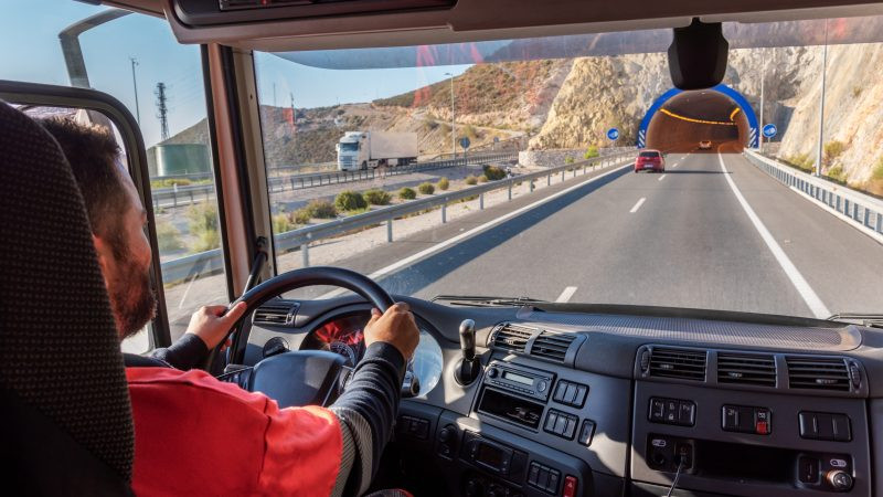 Người ngồi trong ô tô đứng yên so với chính chiếc xe