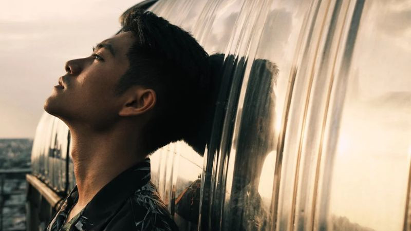 Người ngồi tựa đầu bên cửa kính xe, ánh mắt buồn bã thể hiện sự cô đơn và suy tư