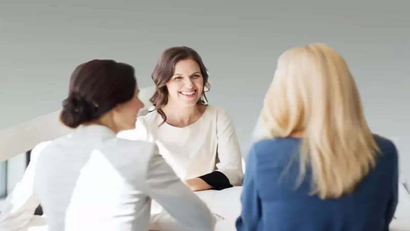 Người phụ nữ chỉnh trang trang phục, nhấn mạnh sự cần thiết của ngoại hình chỉn chu để chiếm Spotlight