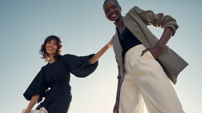 Người phụ nữ trẻ làm việc với laptop và tai nghe, hình ảnh truyền cảm hứng làm việc