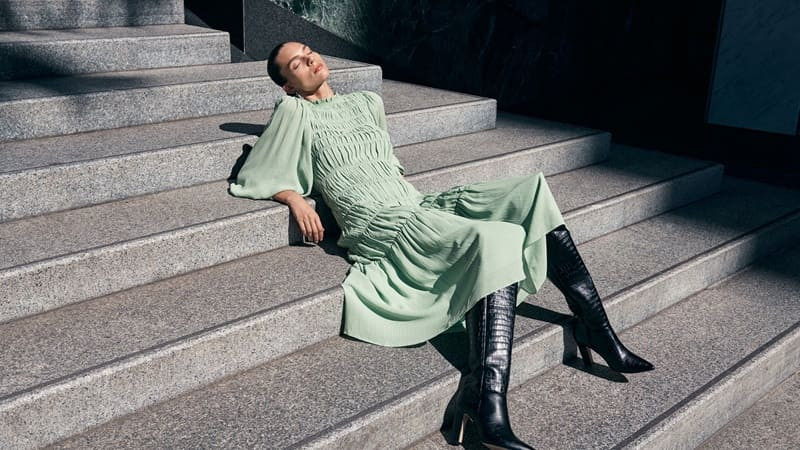 Người phụ nữ trẻ xem hình ảnh trên điện thoại, minh họa tiết kiệm chi phí với ảnh miễn phí