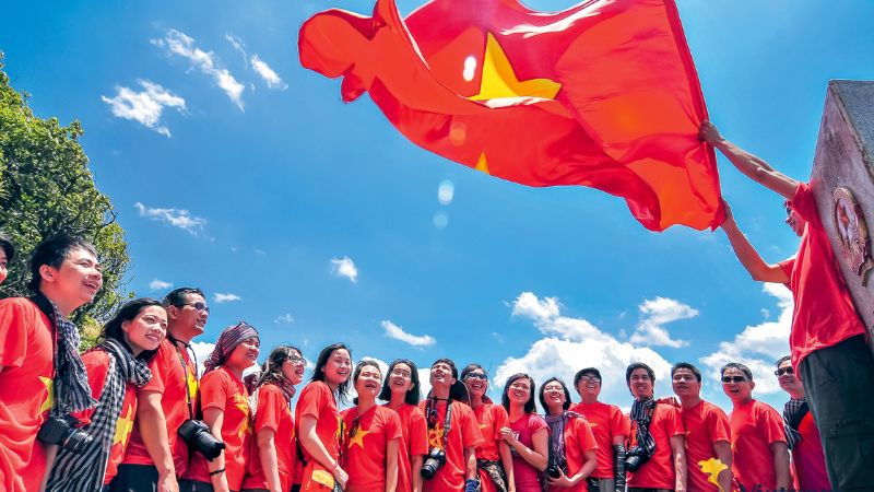 Người phụ nữ Việt Nam đội nón lá với nụ cười thân thiện