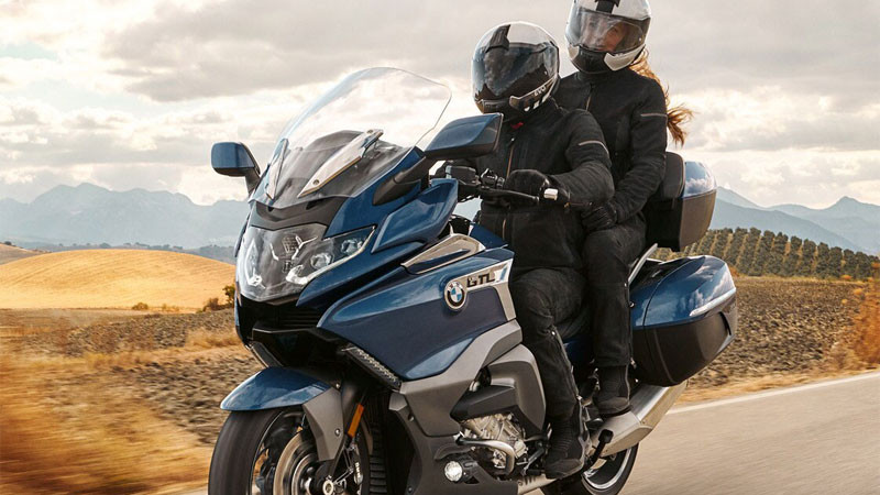 Người phượt thủ trên xe máy ngắm nhìn khung cảnh thiên nhiên