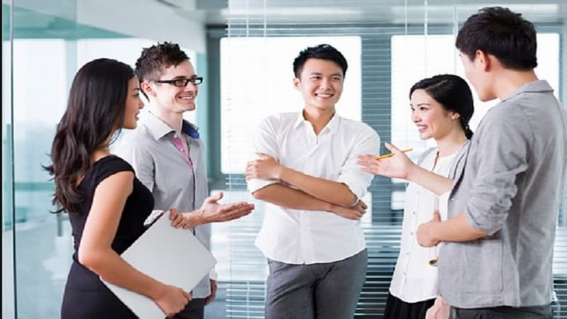 Người thuyết trình đang nói say sưa, minh họa sức mạnh của giọng nói truyền cảm trong việc chiếm Spotlight