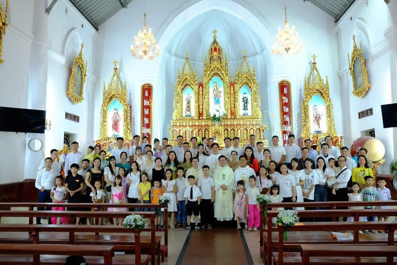 Người trẻ trong gia đình Công giáo tham gia nghi thức tại nhà thờ