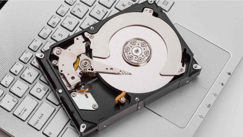 Nguyên lý hoạt động: đầu đọc ghi di chuyển trên bề mặt đĩa từ của ổ cứng HDD