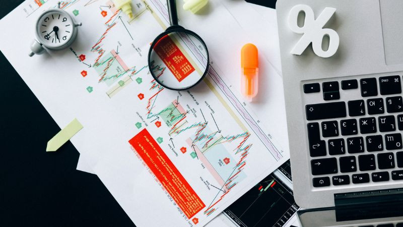 Nhà đầu tư phân tích báo cáo tài chính và chỉ số ROA để đánh giá hiệu quả doanh nghiệp