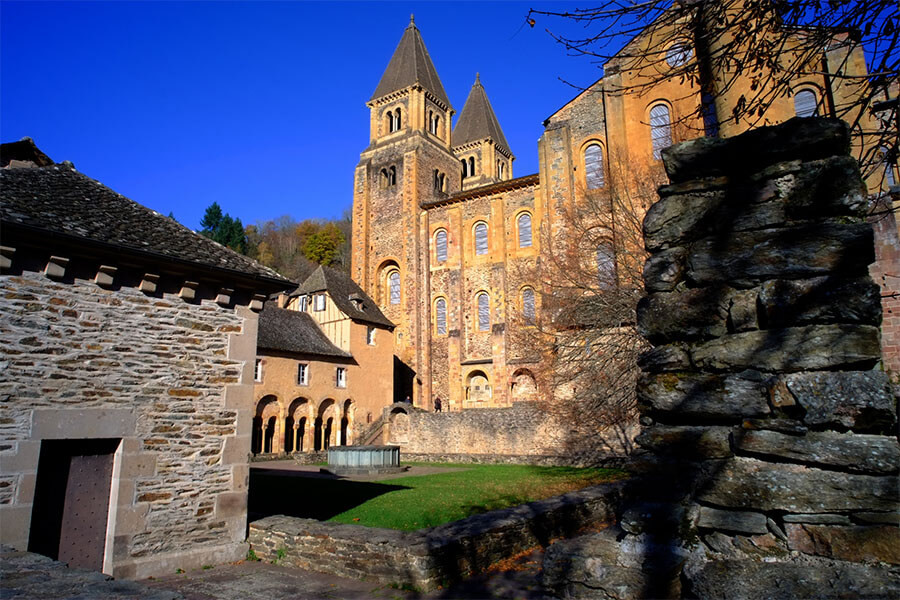 Nhà thờ Sainte-Foy, một ví dụ về kiến trúc Romanesque