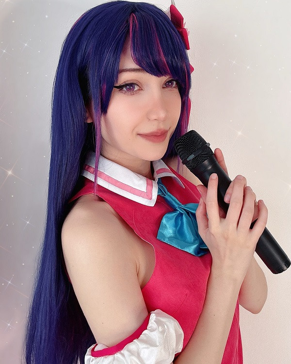 Nhân vật đứng giữa sân khấu với ánh đèn rực rỡ tỏa sáng