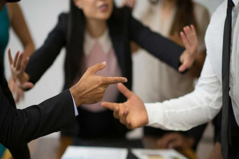 Nhân viên làm việc từ xa có thể cảm thấy thiếu kết nối với đồng nghiệp tại văn phòng