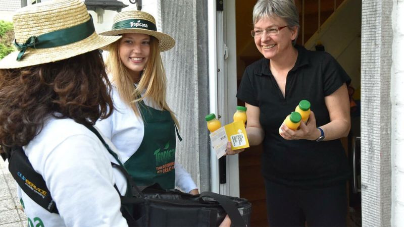 Nhân viên phát mẫu sản phẩm đến tận nhà cho khách hàng theo hình thức Door to Door Sampling