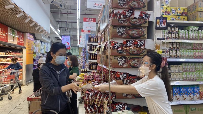 Nhân viên Sampling lắng nghe phản hồi của khách hàng về trải nghiệm sử dụng sản phẩm mẫu thử