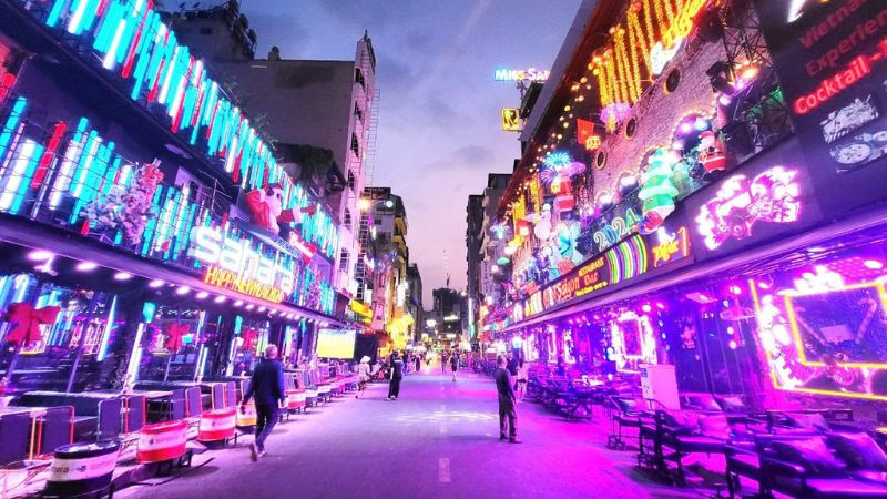 Nhân viên văn phòng làm việc muộn trong tòa nhà cao tầng