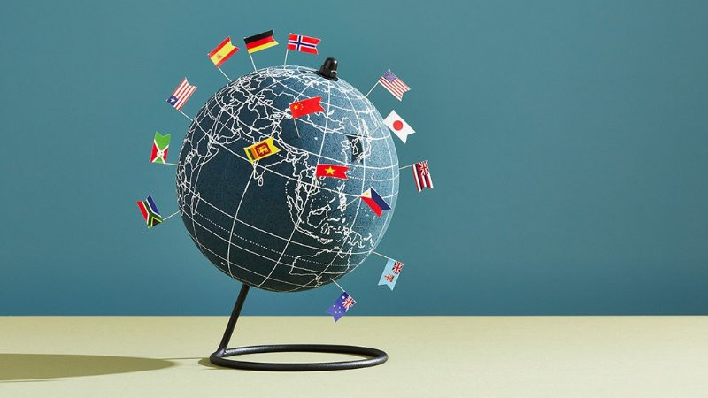 Nhiều bàn tay bắt tay nhau trên nền quả địa cầu, tượng trưng cho sự tăng cường hợp tác quốc tế trong giáo dục, đào tạo và đầu tư