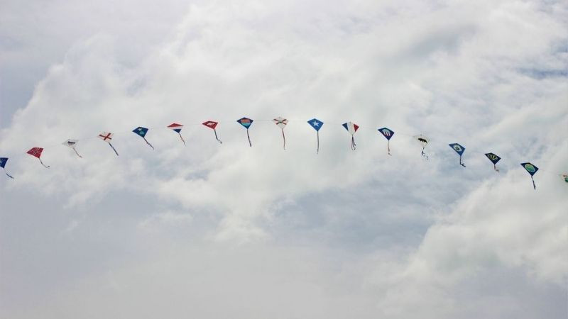 Nhiều cánh diều nối vào nhau trên bầu trời