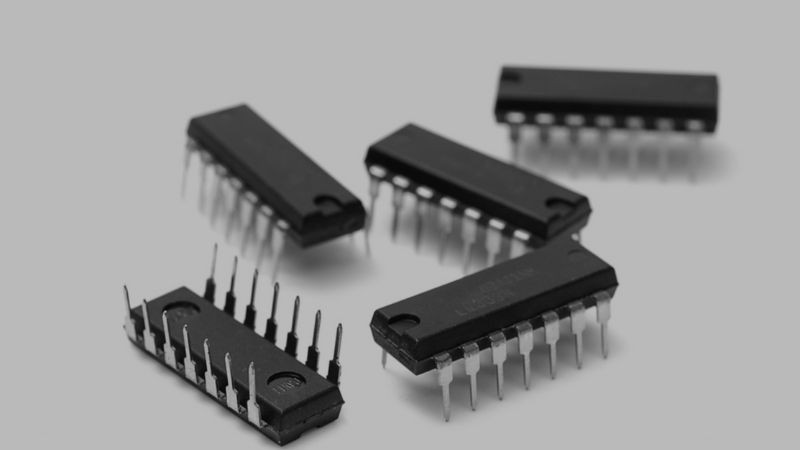 Nhiều loại chip IC khác nhau trên bề mặt