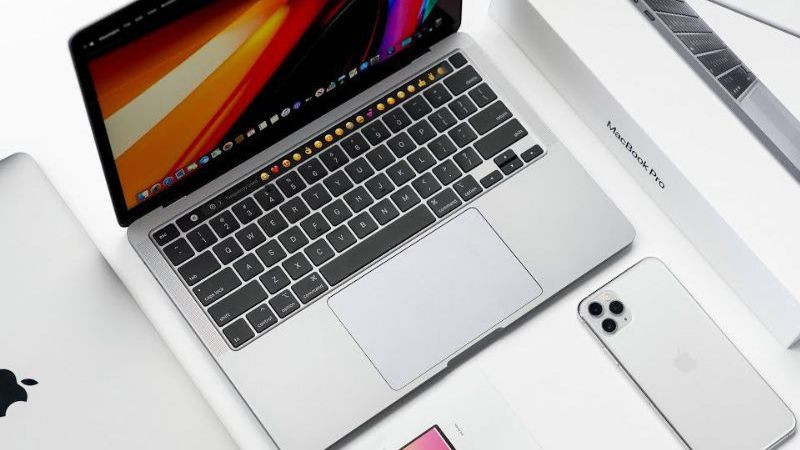 Nhiều thiết bị Apple (iPhone, iPad, MacBook) kết nối và đồng bộ dữ liệu, minh họa hệ sinh thái liền mạch