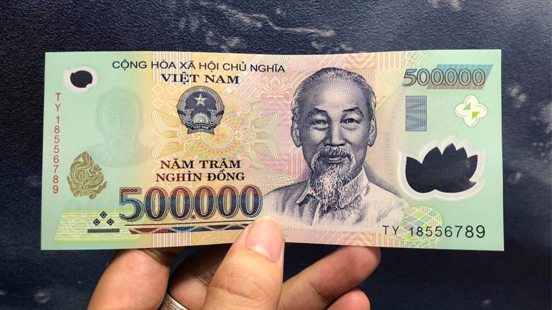 Tuyển Chọn Hình Ảnh Tiền 500k Đẹp Thịnh Vượng Nhiều tờ hình ảnh tiền 500k được trải trên bàn, mang ý nghĩa thu hút tài lộc