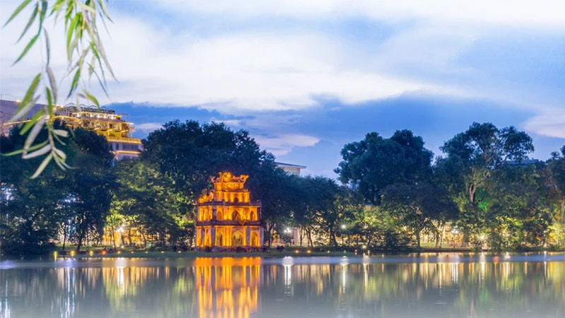 Nhịp sống sôi động quanh Hồ Gươm khi màn đêm buông xuống