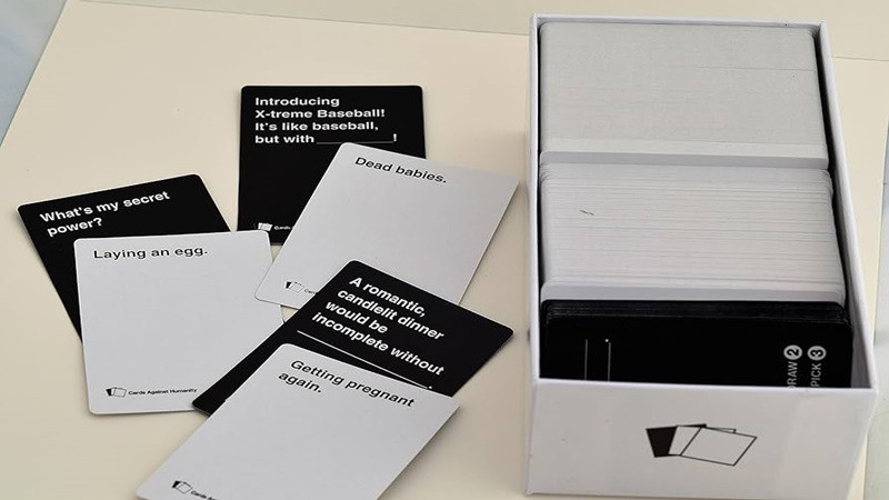 Nhóm bạn bè đang vui vẻ chơi các game tương tác trong buổi tụ họp