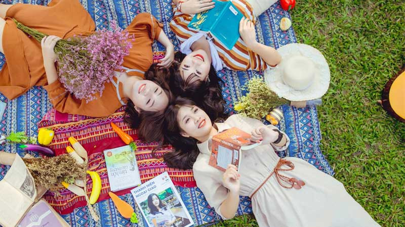 Nhóm bạn bè tận hưởng buổi picnic ngoài trời