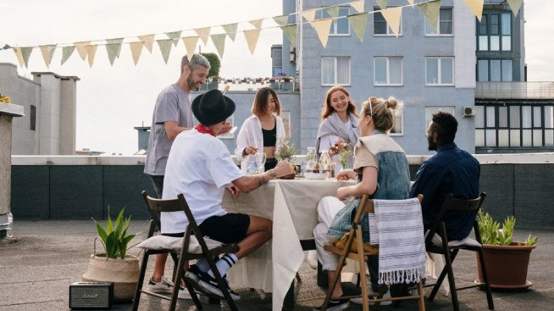 Nhóm bạn độc thân cùng thưởng thức mì Jajangmyeon trong ngày Valentine Đen 14/4 tại Hàn Quốc