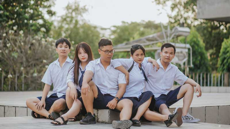 Nhóm bạn đông người xếp hàng chụp ảnh