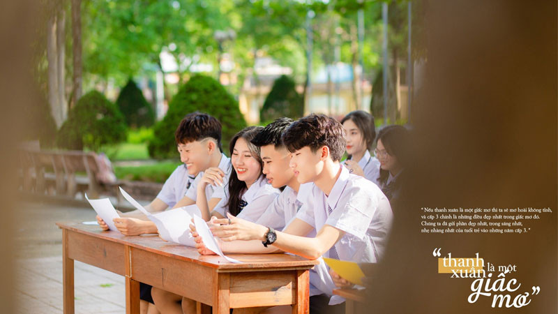 Nhóm bạn gái diện trang phục vintage chụp ảnh thanh xuân