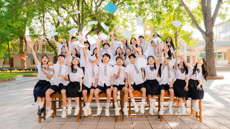 Nhóm bạn nữ chụp ảnh kỷ niệm thanh xuân rực rỡ