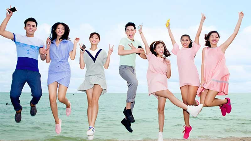 Nhóm bạn nữ đông người chụp ảnh ngoại cảnh