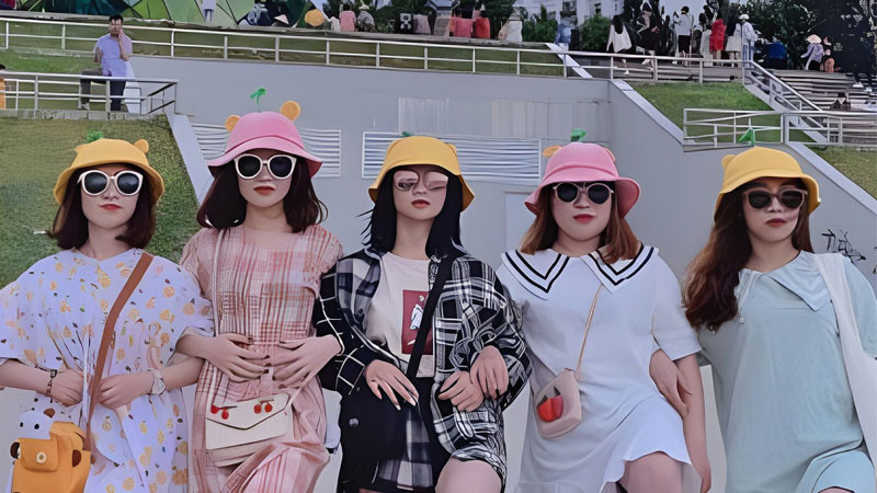 Nhóm bạn trẻ biểu cảm ngộ nghĩnh khi chụp ảnh