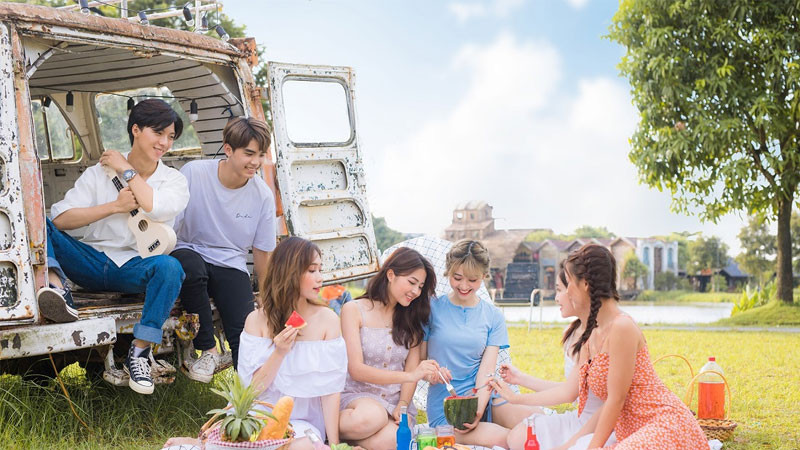 Nhóm bạn trẻ cắm trại và chụp ảnh nhóm ngoài trời