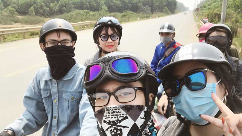 Nhóm bạn trẻ chụp ảnh kỷ niệm chuyến đi phượt