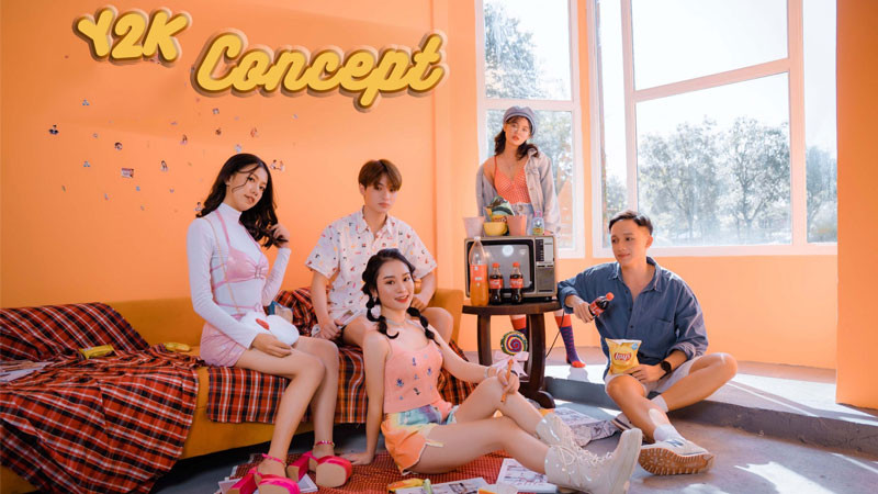 Nhóm bạn trẻ chụp ảnh theo phong cách Y2K đầy màu sắc