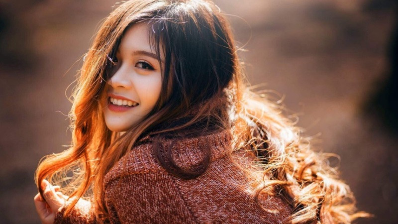 Nhóm bạn trẻ sử dụng điện thoại, hình ảnh tăng tương tác trên mạng xã hội