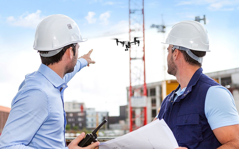 Nhóm chuyên gia xây dựng đang xem xét bản vẽ quy hoạch chi tiết