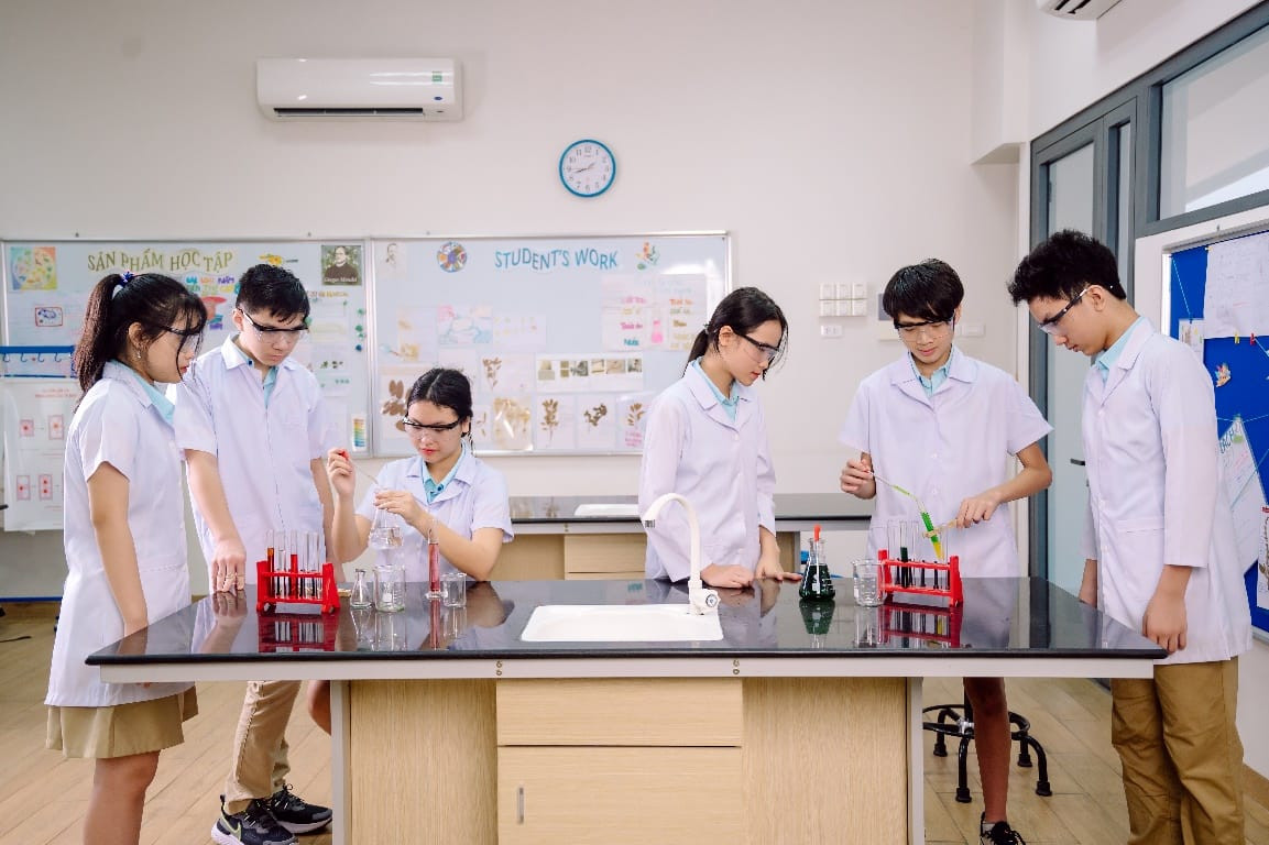 Hướng dẫn đổi mới phương pháp dạy học hiệu quả Nhóm học sinh làm việc cùng nhau trên máy tính