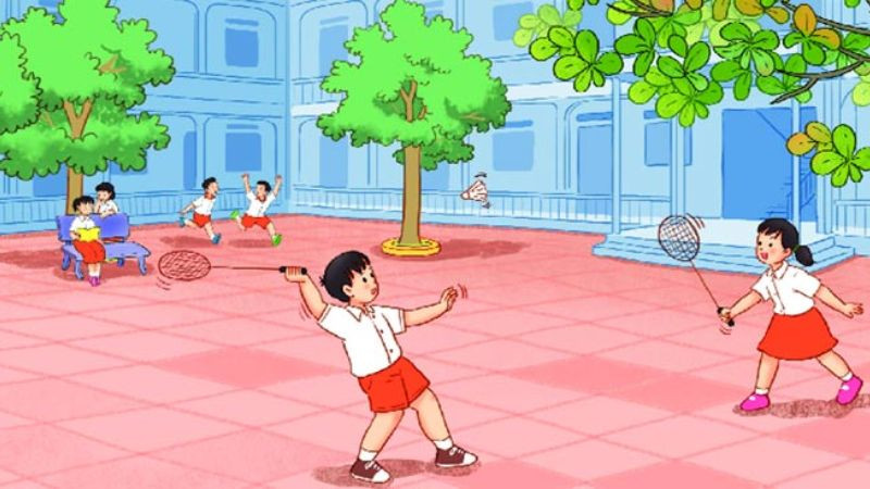 Nhóm học sinh vui đùa trên sân trường trong giờ ra chơi