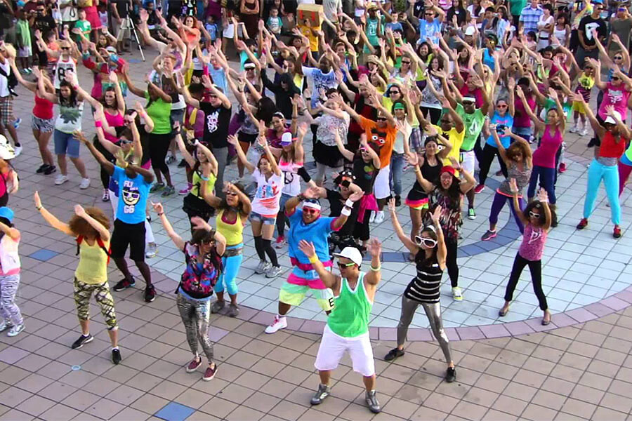 Nhóm người tham gia Flash Mobbing, một hình thức nghệ thuật đường phố biểu diễn ngắn gọn