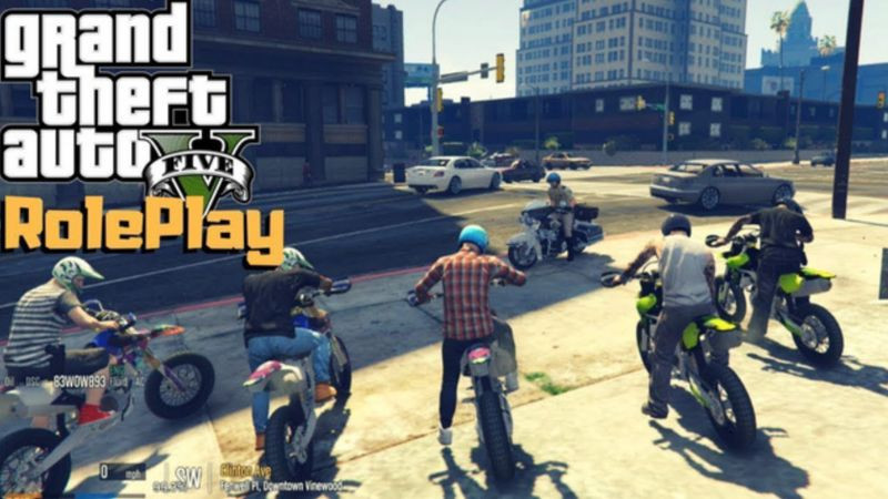 Nhóm người tham gia hoạt động nhập vai trực tiếp (LARP), diễn xuất trong trang phục theo kịch bản