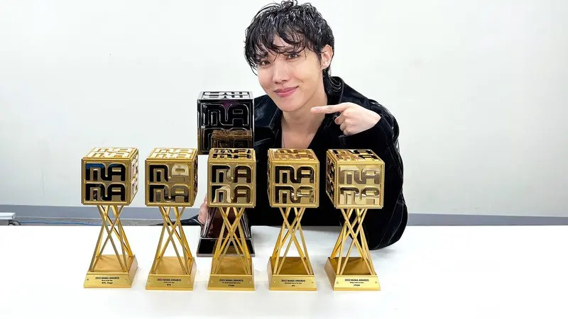 Nhóm nhạc BTS nhận giải Daesang tại lễ trao giải MAMA, minh chứng cho kỷ lục Daesang của nhóm