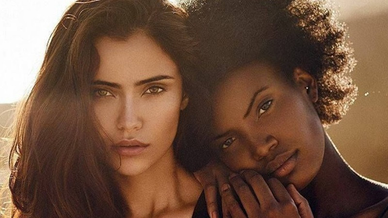 Tổng Hợp Những Bộ Ảnh Ngầu Nữ Đẹp Nhất Cho Bạn Nhóm nữ trẻ đa dạng sắc tộc cùng nhau pose ảnh ngầu, thể hiện sự hòa nhập và tinh thần đoàn kết