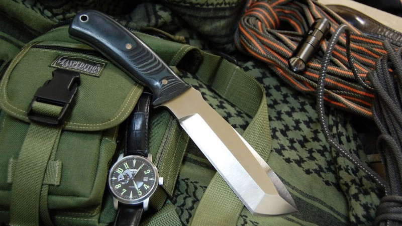 Nhóm trekker đang nghỉ ngơi hoặc trao đổi kỹ năng trên đường đi, nhấn mạnh tầm quan trọng của kiến thức và làm việc nhóm