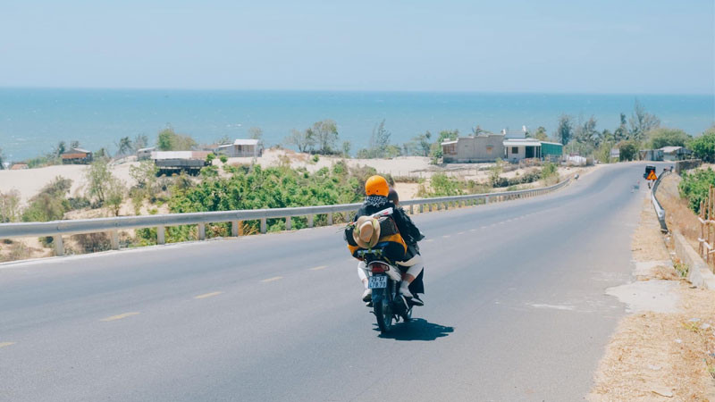 Nhóm xe máy phượt thủ dừng chân ngắm cảnh cùng nhau