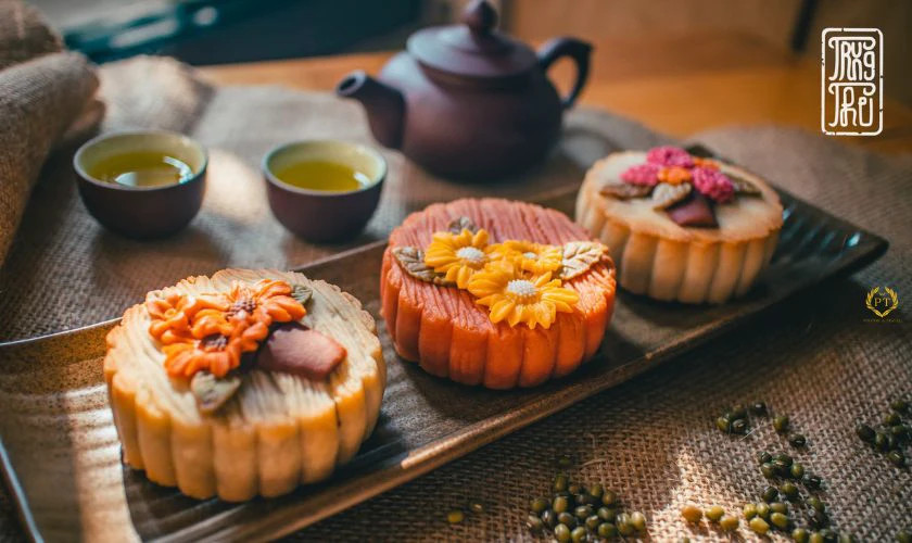 Những chiếc bánh Trung Thu được trang trí cùng hoa tươi tạo nên vẻ đẹp tinh tế