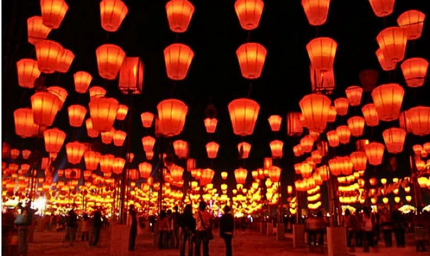 Những chiếc đèn lồng hình hoa sen và hình vuông truyền thống lung linh