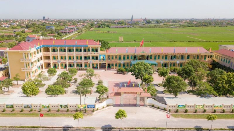 Những chồng sách cũ trong thư viện trường