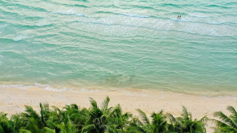 Những con sóng vỗ nhẹ vào bờ cát, âm thanh bình yên trong ảnh biển đẹp