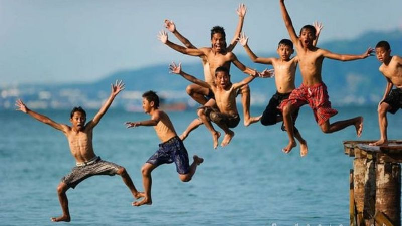 Những đứa trẻ miền biển tinh nghịch